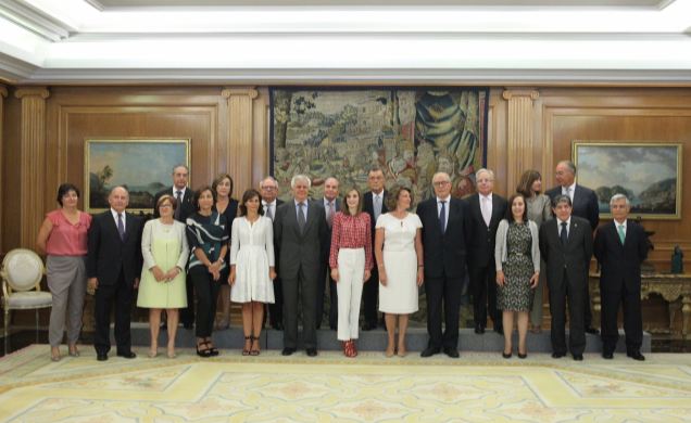 Su Majestad la Reina acompañada del Consejo Ejecutivo Nacional de la Asociación Española Contra el Cáncer (AECC)
