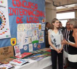 Su Majestad la Reina conversa con la directora del Centro de Educación Infantil y Primaria “Ginés Morata”, María Dolores Ruiz, durante su 