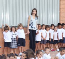 Su Majestad la Reina en el patio del C.E.I.P. "Ginés Morata", con alumnos del centro