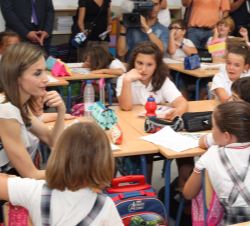 Su Majestad la Reina durante su recorrido por el C.E.I.P. "Ginés Morata", conversa con los alumnos del centro