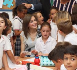 Su Majestad la Reina durante su recorrido por el C.E.I.P. "Ginés Morata", con alumnos del centro