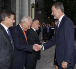 Su Majestad el Rey recibe el saludo del ministro de Asuntos Exteriores y de Cooperación en funciones, José Manuel García-Margallo