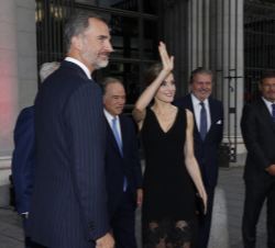 Doña Letizia saluda al público a su llegada al Teatro Real, en presencia de Don Felipe y las personalidades que les recibieron