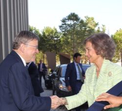 Su Majestad la Reina Doña Sofía, asu llegada a la Oficina de Propiedad Intelectual de la Unión Europea en Alicante, recibe el saludo del presidente de