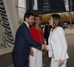 Doña Letizia recibe el saludo del consejero de Sanidad de la Generalitat de Cataluña, Antoni Comín