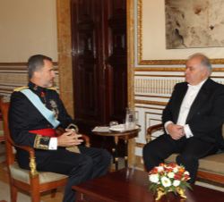 Su Majestad el Rey conversa con el embajador de la República Helénica, Christodoulos Lazaris, tras recibir la Carta Credencial