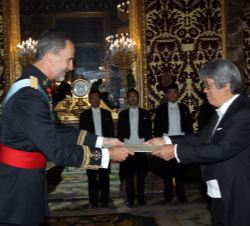 Su Majestad el Rey recibe la Carta Credencial de manos del embajador de Japón, Masashi Mizukami