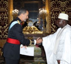 Su Majestad el Rey recibe la Carta Credencial de manos del embajador de la República de Mali, Abdoulaye Koumare