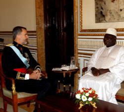 Su Majestad el Rey conversa con el embajador de la República de Mali, Abdoulaye Koumare, tras recibir la Carta Credencial