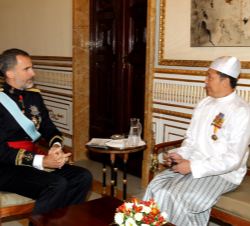 Su Majestad el Rey conversa con el embajador de la República de la Unión de Myanmar, Han Thu, tras recibir la Carta Credencial