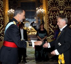 Su Majestad el Rey recibe la Carta Credencial de manos del embajador del Reino de Noruega, Helge Skaara