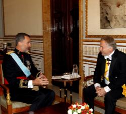 Su Majestad el Rey conversa con el embajador del Reino de Noruega, Helge Skaara, tras recibir la Carta Credencial