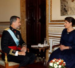 Su Majestad el Rey conversa con la embajadora de Rumanía, Gabirela Dancau, tras recibir la Carta Credencial