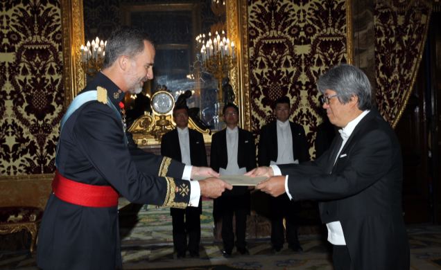 Su Majestad el Rey recibe la Carta Credencial de manos del embajador de Japón, Masashi Mizukami