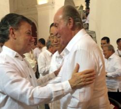 Su Majestad el Rey Don Juan Carlos saluda al Presidente colombiano, Juan Manuel 