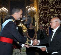 Su Majestad el Rey recibe la Carta Credencial de manos del embajador de Canadá, Matthew Levin
