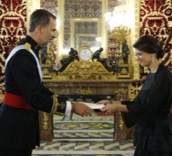 Su Majestad el Rey recibe la Carta Credencial de manos de la embajadora de la República de Chipre, Koula Sophianou