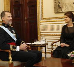 Su Majestad el Rey conversa con la embajadora de la República de Chipre, Koula Sophianou, tras recibir la Carta Credencial 