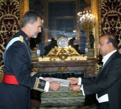 Su Majestad el Rey recibe la Carta Credencial de manos del embajador de la República de Djibouti, Ayeid Mousseid Yahia