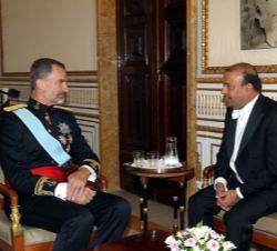 Su Majestad el Rey conversa con el embajador de la República de Djibouti, Ayeid Mousseid Yahia, tras recibir la Carta Credencial 