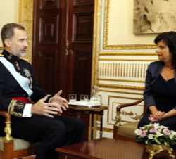 Su Majestad el Rey conversa con la embajadora de la República de Eslovenia, Renata Cvelbar Bek, tras recibir la Carta Credencial 