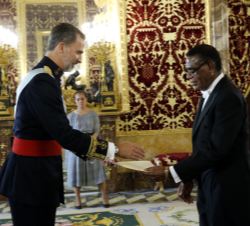 Su Majestad el Rey recibe la Carta Credencial de manos del embajador de Papúa Nueva Guinea, Joshua Riarkindu Kalinoe