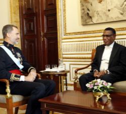 Su Majestad el Rey conversa con el embajador de Papúa Nueva Guinea, Joshua Riarkindu Kalinoe, tras recibir la Carta Credencial 