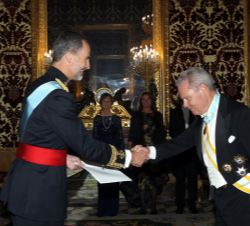 Su Majestad el Rey recibe la Carta Credencial de manos del embajador del Reino de Suecia, Lars Hjalmar Wide