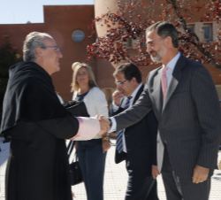 Su Majestad el Rey recibido por el rector magnífico de la Universidad de Extremadura y presidente de la Conferencia de Rectores de las Universidades E