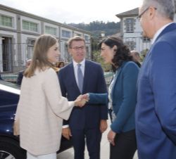 Su Majestad la Reina recibe el saludo de la alcaldesa de Mondoñedo, Elena Candia