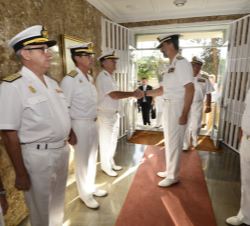 Su Majestad el Rey recibe el saludo de los vicealmirantes y contralmirantes de la Jefatura de Apoyo Logístico de la Armada