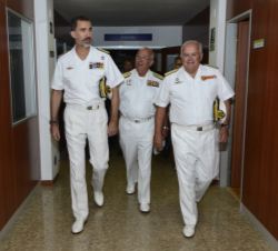 Su Majestad el Rey junto al almirante jefe de Estado Mayor de la Armada, almirante general Jaime Muñoz-Delgado y Díaz del Rio y el almirante jefe de A