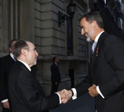 Su Majestad el Rey, a su llegada a la Real Academia Nacional de Medicina, recibe el saludo del presidente del Instituto España y presidente de la Real