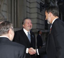 Don Felipe recibe el saludo del ministro de Educación, Cultura y Deporte en funciones, Íñigo Méndez de Vigo