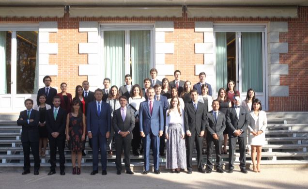 Su Majestad el Rey con los participantes en la XIV edición del programa de Jóvenes Líderes Iberoamericanos