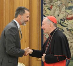 Su Majestad el Rey recibe el saludo del cardenal, Pietro Parolin, secretario de Estado de la Santa Sede
