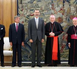 Su Majestad el Rey junto al cardenal Pietro Parolin, Monseñor Renzo Fratini, nuncio Apostólico de la Santa Sede; Eduardo Gutiérrez, embajador de Españ