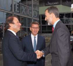 Su Majestad el Rey en presencia del presidente de la Xunta de Galicia, Alberto Núñez Feijóo, recibe el saludo del presidente del Instituto de la Empre