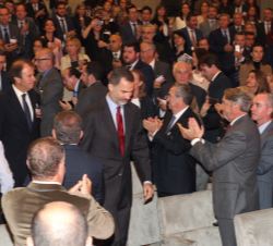 Su Majestad el Rey recibe el aplauso de los asistentes al congreso, a su entrada en el Palacio de Exposiciones y Congresos de A Coruña