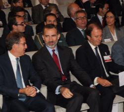 Su Majestad el Rey en primera fila de asientos junto al presidente de la Xunta de Galicia, Alberto Núñez Feijóo y el presidente del Instituto de la Em