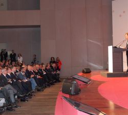 Su Majestad el Rey en primera fila de asientos durante la intervención del presidente del Instituto de la Empresa Familiar, Ignacio Osborne
