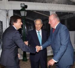 Don Juan Carlos recibe el saludo del rector de la Universidad Complutense de Madrid