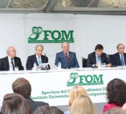 Don Juan Carlos en la mesa presidencial durante el acto de apertura del curso