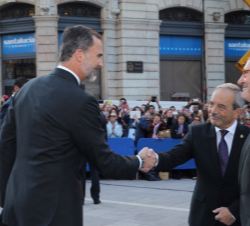 Su Majestad el Rey es recibido por el alcalde de Oviedo, Wenceslao López 