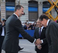 Don Felipe recibe el saludo del presidente de la Fundación Princesa de Asturias, Matías Rodríguez Inciarte