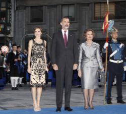 Sus Majestades los Reyes y Su Majestad la Reina Sofía, a su llegada a la Plaza del Teatro