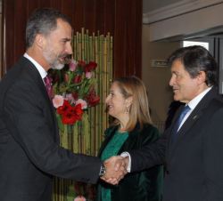 Don Felipe recibe el saludo del presidente del Principado de Asturias, Javier Fernández