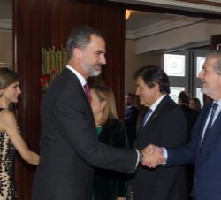 Su Majestad el Rey recibe el saludo del ministro de Educación, Cultura y Deporte, Íñigo Méndez de Vigo 