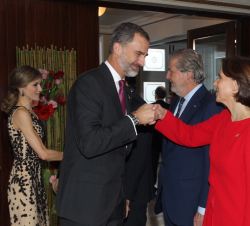 Don Felipe recibe el saludo de la directora de la Fundación Princesa de Asturias, Teresa Sanjurjo 