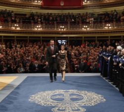 Don Felipe y Doña Letizia reciben el aplauso de los asistentes al acceder al interior del Teatro